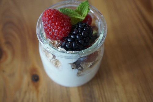 clave alimenticia cansancio estival yogur griego con muesli y frutos rojos