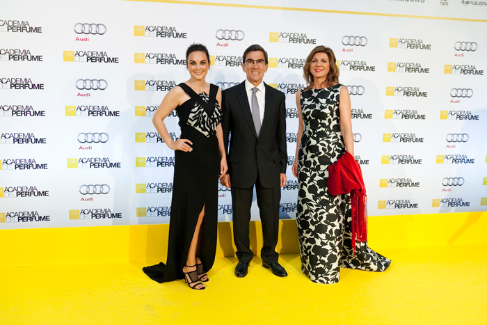 Mónica Carrillo, Juan Pedro Abeniacar (Presidente de la Academia del Perfume) y Val Díez (Stanpa)