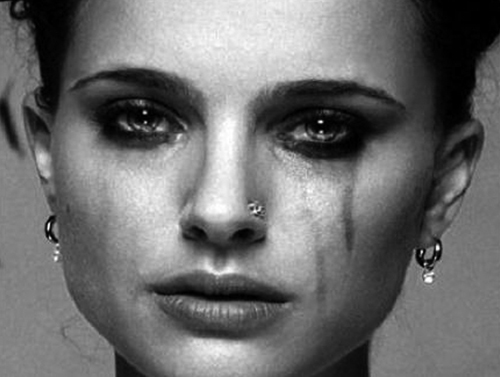 Mujer con máscara de pestañas corrida