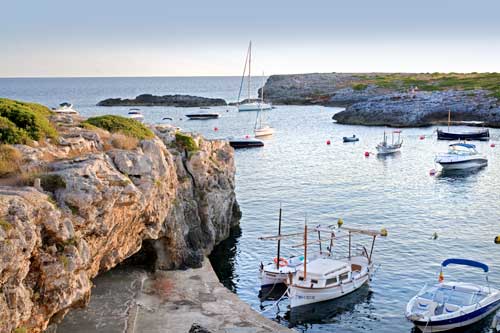 Practicar snorkel en una cala de Menorca o Mallorca