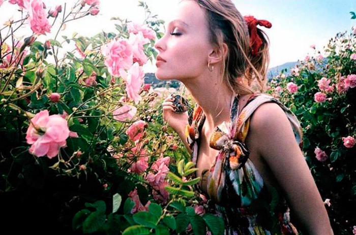 Lily-Rose Depp entre rosas de Grasse en una imagen compartida en redes sociales