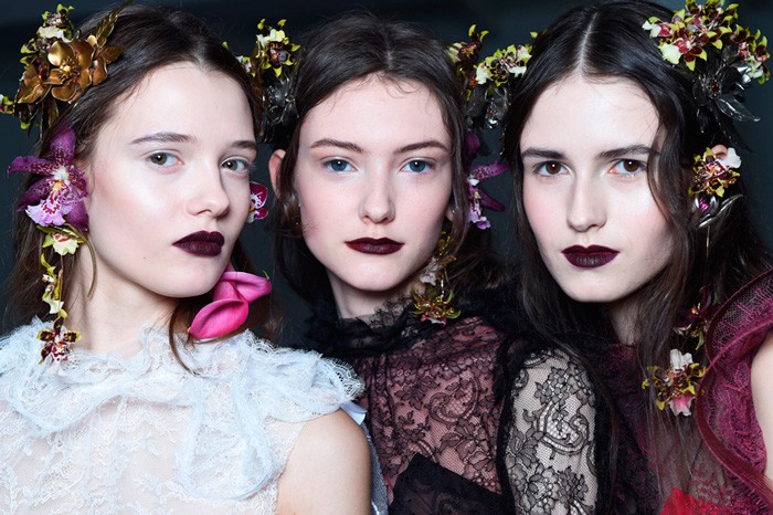 rodarte-otono-invierno-2017-tendencias-maquillaje-labios-oscuros