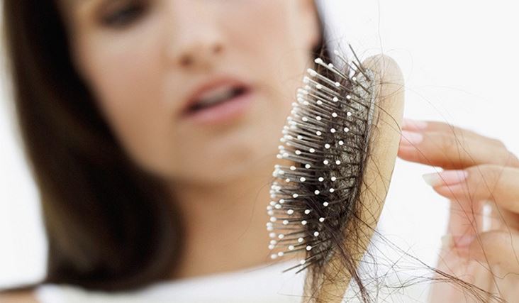 Los cabellos frágiles que hacer de la caída de los cabello