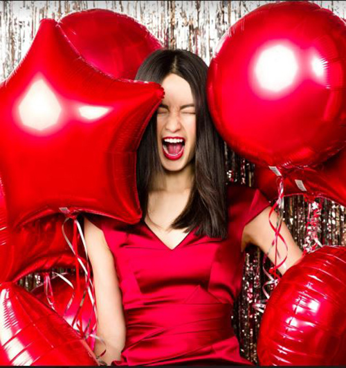 mujer con globos san valentín