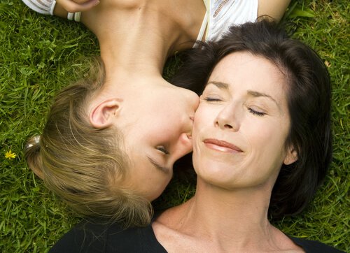 Hija Adolescente Dándole Un Beso A Su Madre En La Cara