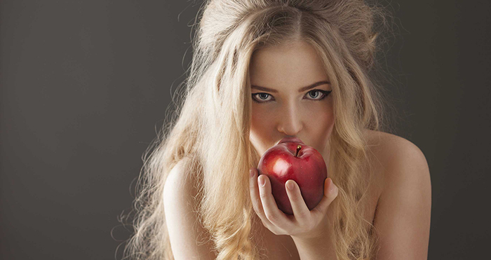 Bfemme Mange Une Pomme A 700