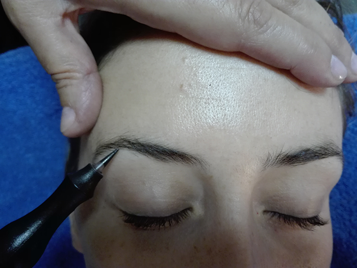 Técnica de micropigmentación de cejas