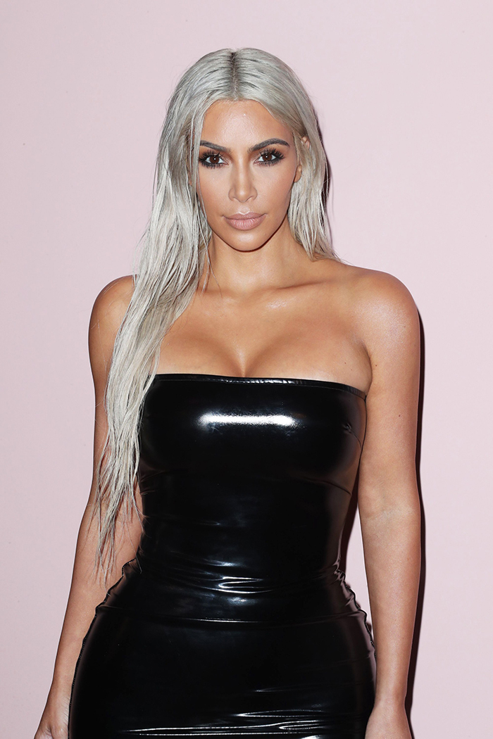 Kim Kardashian con Granny Hair tendencias de color de pelo 2