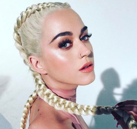 KATY PERRY TRENZAS DE PELO