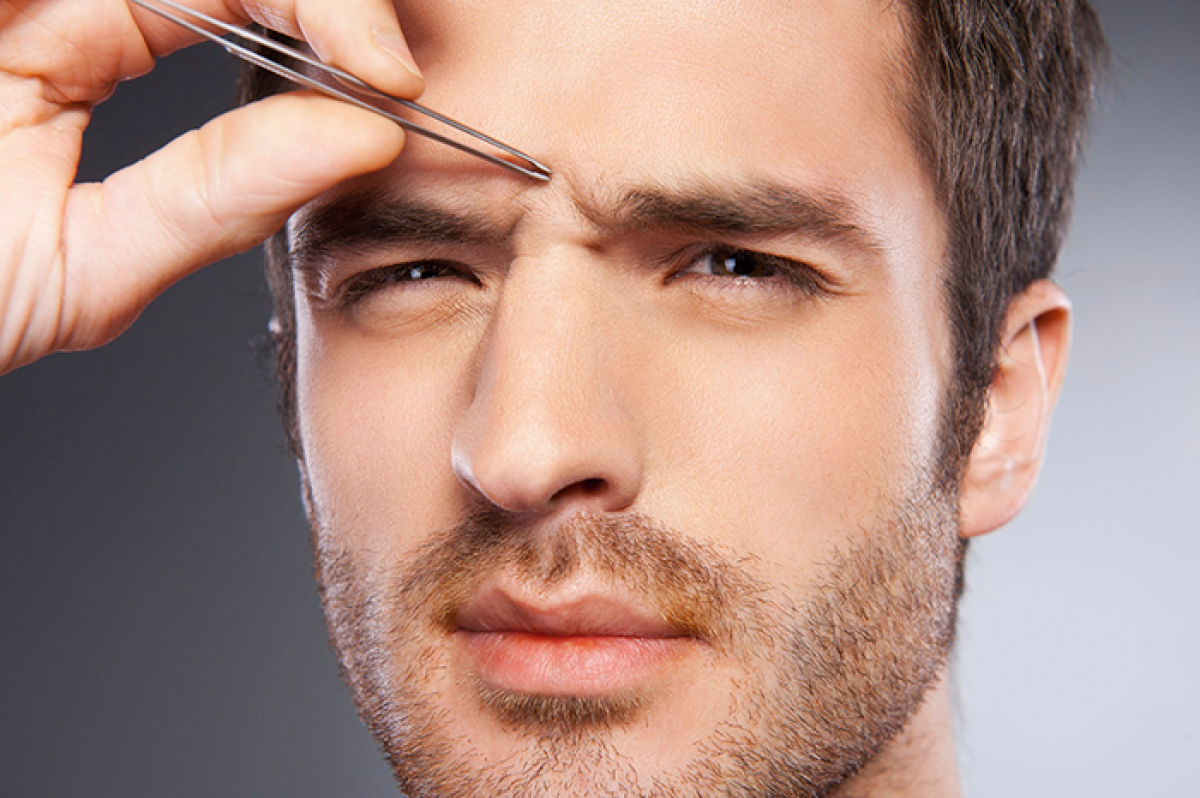 Los hombres se pueden depilar las cejas online