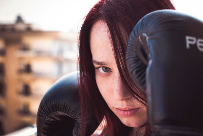 Mujer con guantes de boxeo Footxing Deportes Tendencia