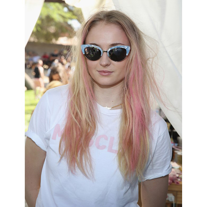 Mechas rosas sobre pelo rubio festivales-1