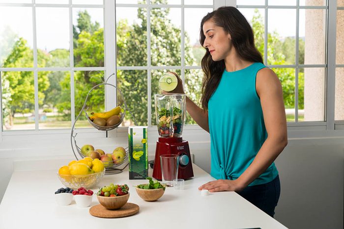 Carolina Marín Preparando Un Batido Con Jugo De Aloe Vera