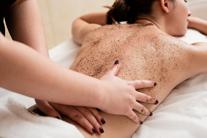 exfoliación corporal microplásticos en cosmética