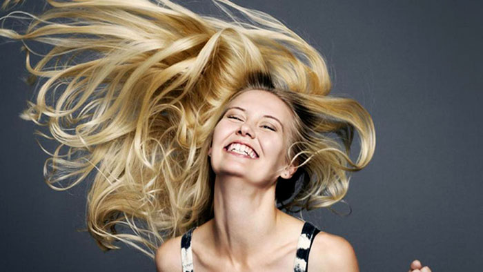 Mujer con la melena al viento lavarse-el-pelo-2