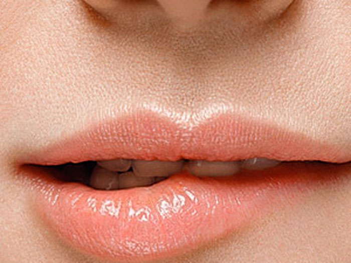 Contorno de labios labios más hidratados con la crema contorno de ojos