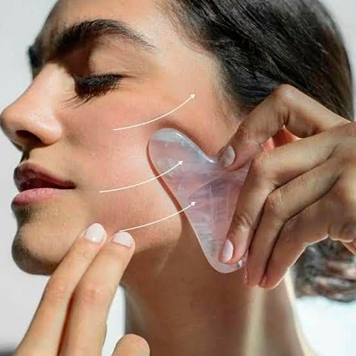 masaje facial con Gua Sha 