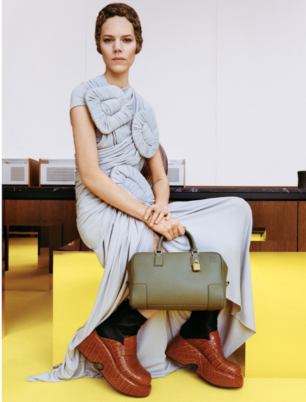 Loewe renueva el bolso para seguir |