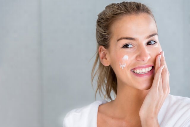 Mujer Aplicando Crema Facial