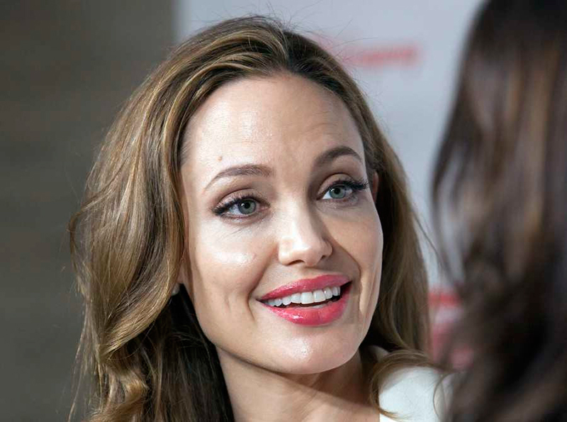 Angelina Jolie Masculinización Facial