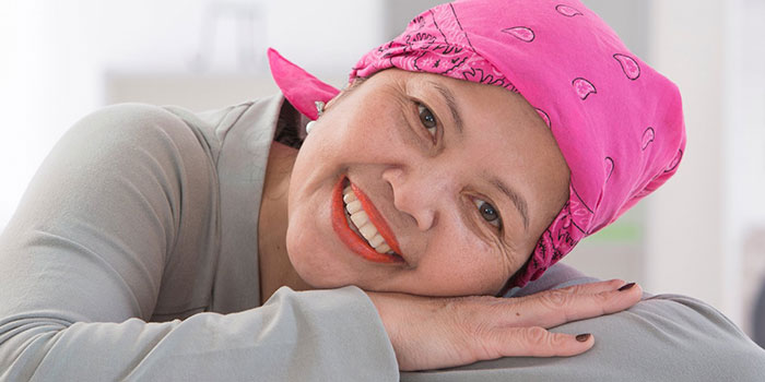 Mujer sonriendo salud-bucodental-cancer-mama-2