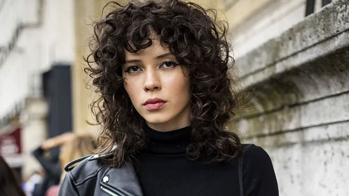 Wolf cut en pelo rizado wolf-cut-4