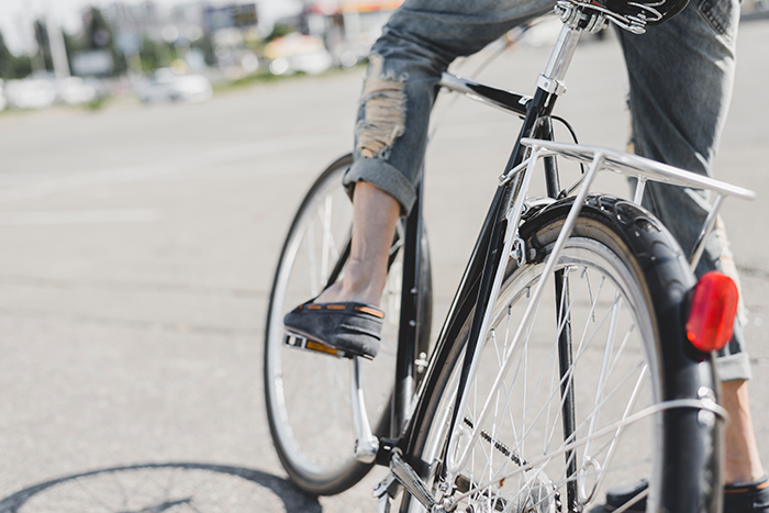 Hombre Sentado Bicicleta Al Aire Libre