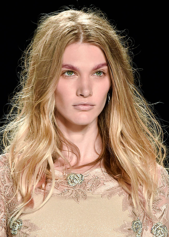 Modelo con messy hair messy-hair-3