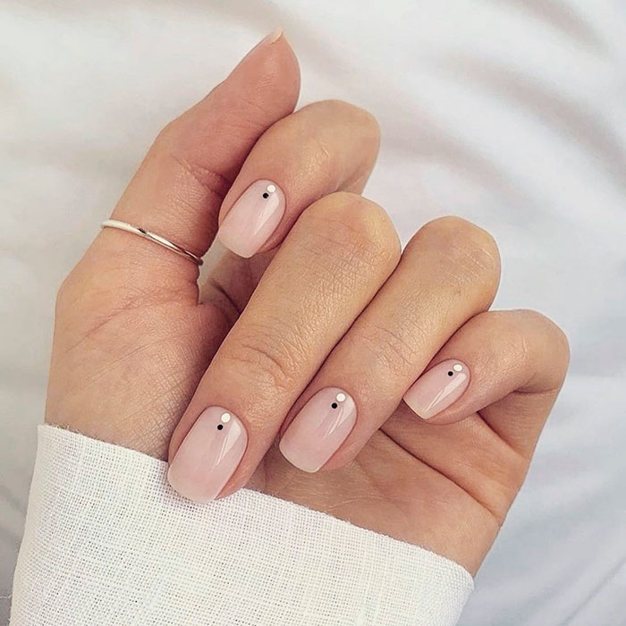 Manicura minimalista con detalles moda-uñas-5