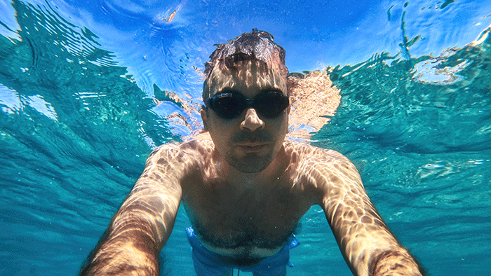 Hombre Gafas Nadando Agua Azul Transparente Mar Mediterraneo Sosteniendo Camara