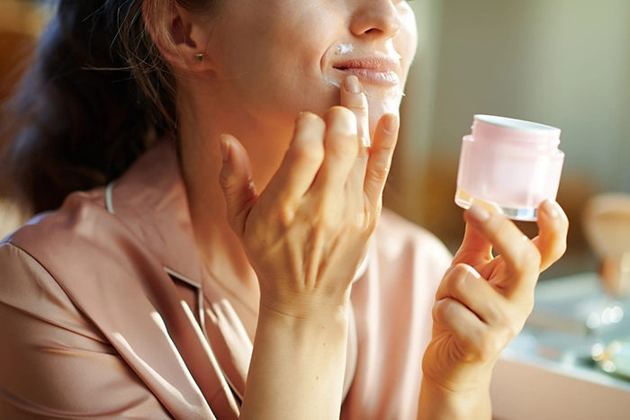 Mujer Poniendose Crema 2941080