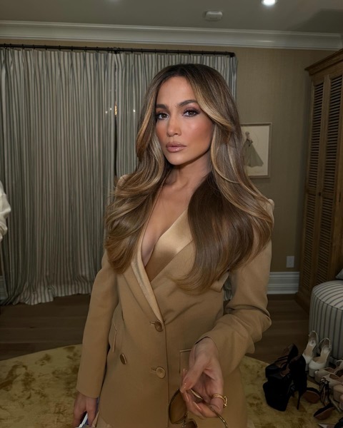 JLO también tiene marca propia -Mocha Mousse Color Pelo Celebrities Druni