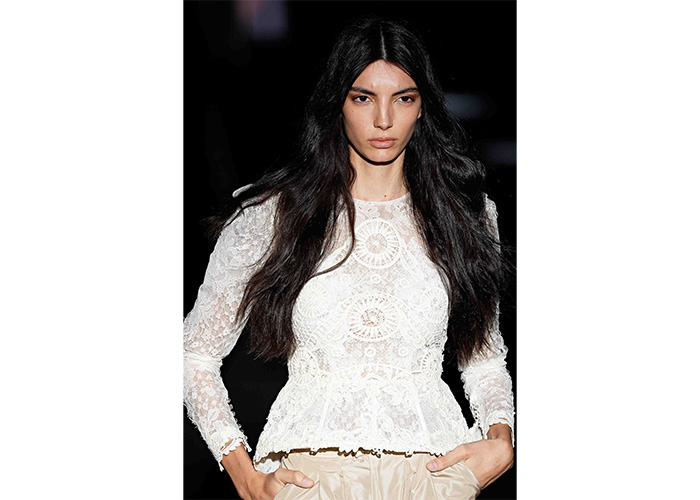 Desfile de Yolancris tendencias-pelo-2025-2