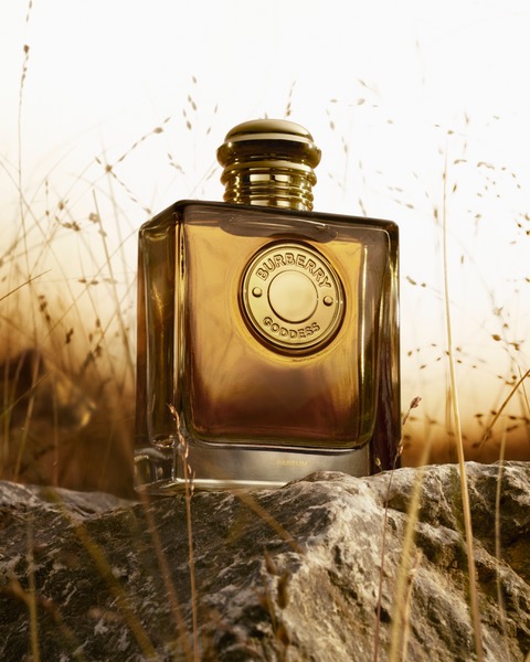 1. Burberry GOD PARF 25 Digital CPV Solo No Logo 2604x3255.jpg JPG 300dpi