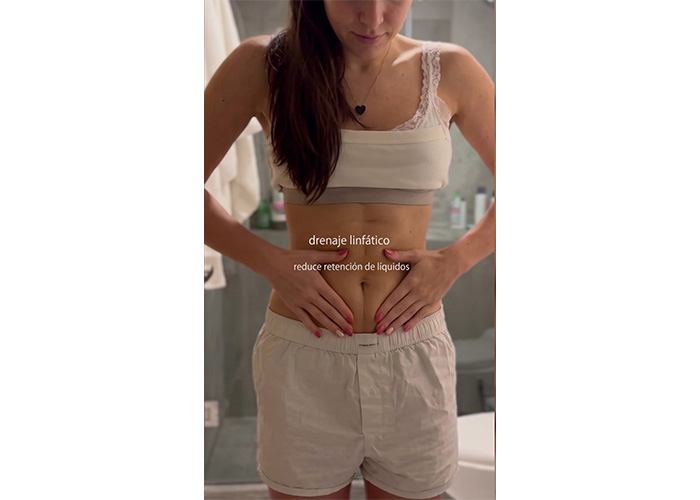 Mujer realizándose un drenaje linfático abdominal masaje-linfatico-abdominal-2