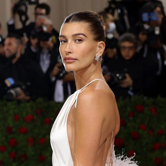 Hailey Bieber con moño limpio peinados-verano-2026-4