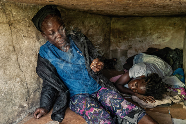 Hawa sobrevive ejerciendo la prostitución en su hogar, una tumba. © Gaël Turine abandonada Turine Kush 003