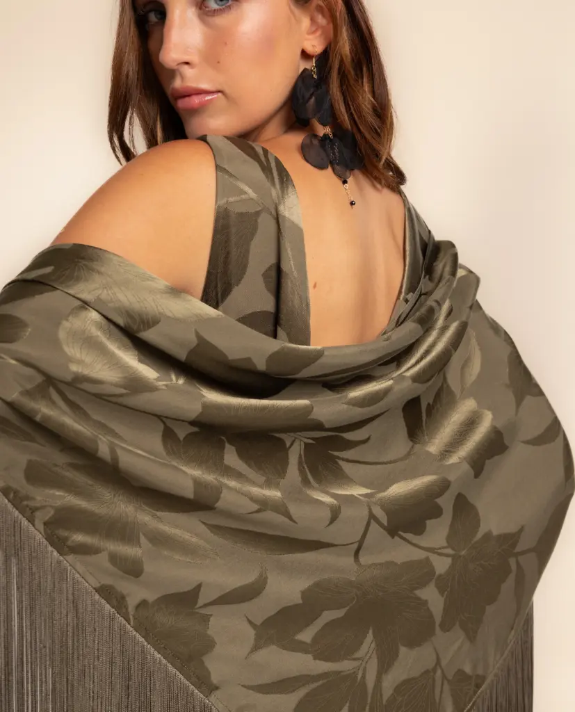 Manton Flecos Verde Tejido Jacquard Motivo Floral Invitada Mujer The Are
